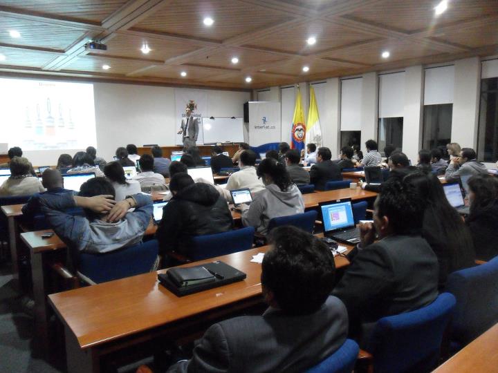 Raúl Carrión impartiendo clases de marketing online en Bogotá