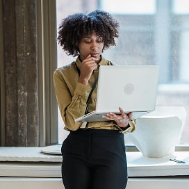 Mujer usando ordenador