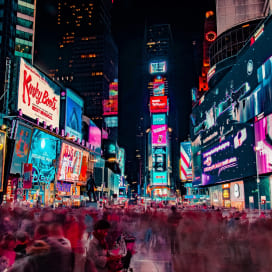 Banners publicitarios iluminados por la noche en Times Square