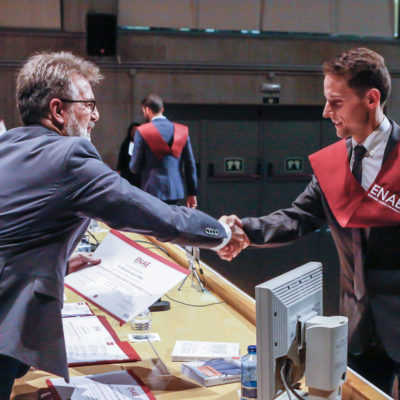 Entrega de diplomas en el Acto de Graduación de ENAE