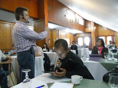 Fernando Maciá, consultor SEO impartiendo formación de posicionamiento en buscadores