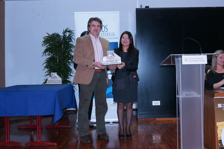 Fernando Maciá recoge el Premio Inserción en nombre de Human Level Communications
