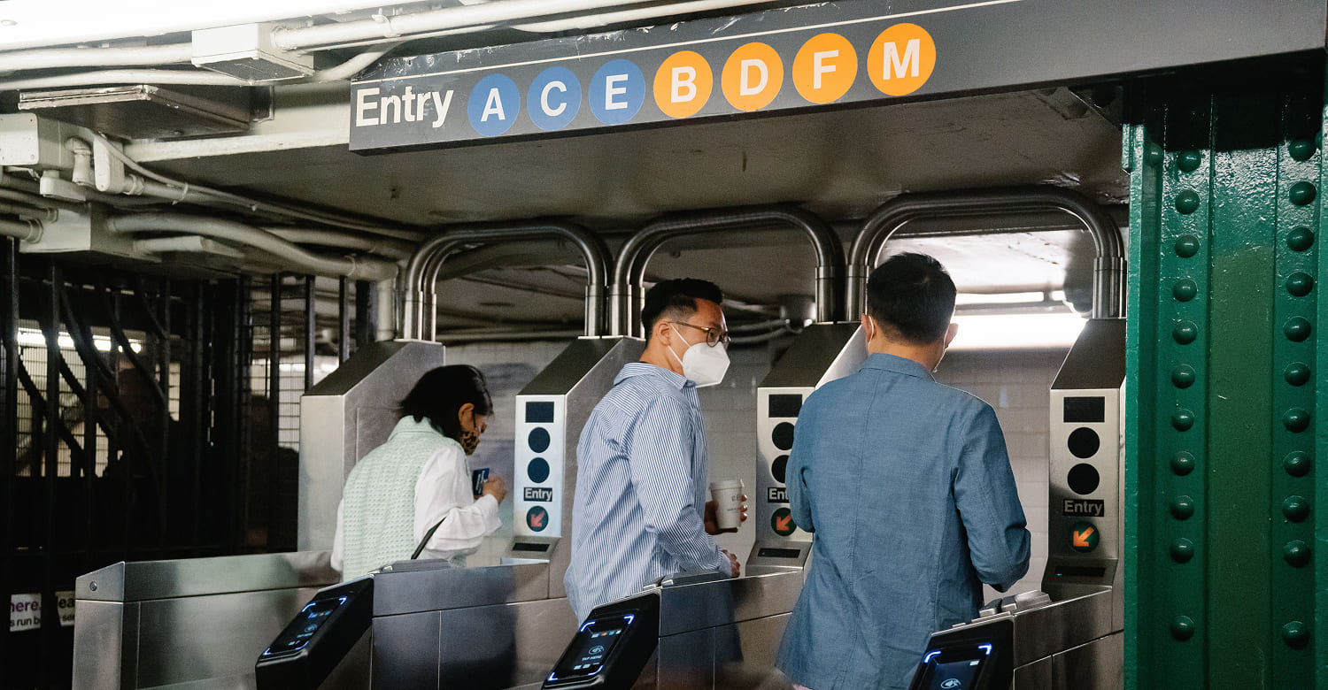 gatekeeper Personas cruzando puertas de control en una estación de metro