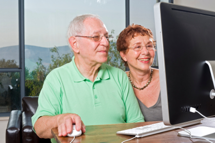 Las personas mayores pueden localizar con Internet a sus compañeros de la infancia.
