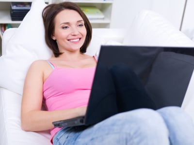 Mujer comprando online como en un centro comercial