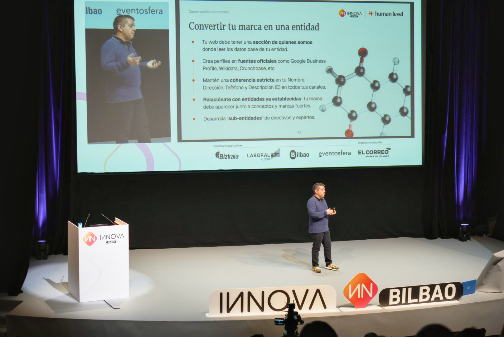 José E. Vicente presentando la slide sobre construccion de entidades en Innova Bilbao
