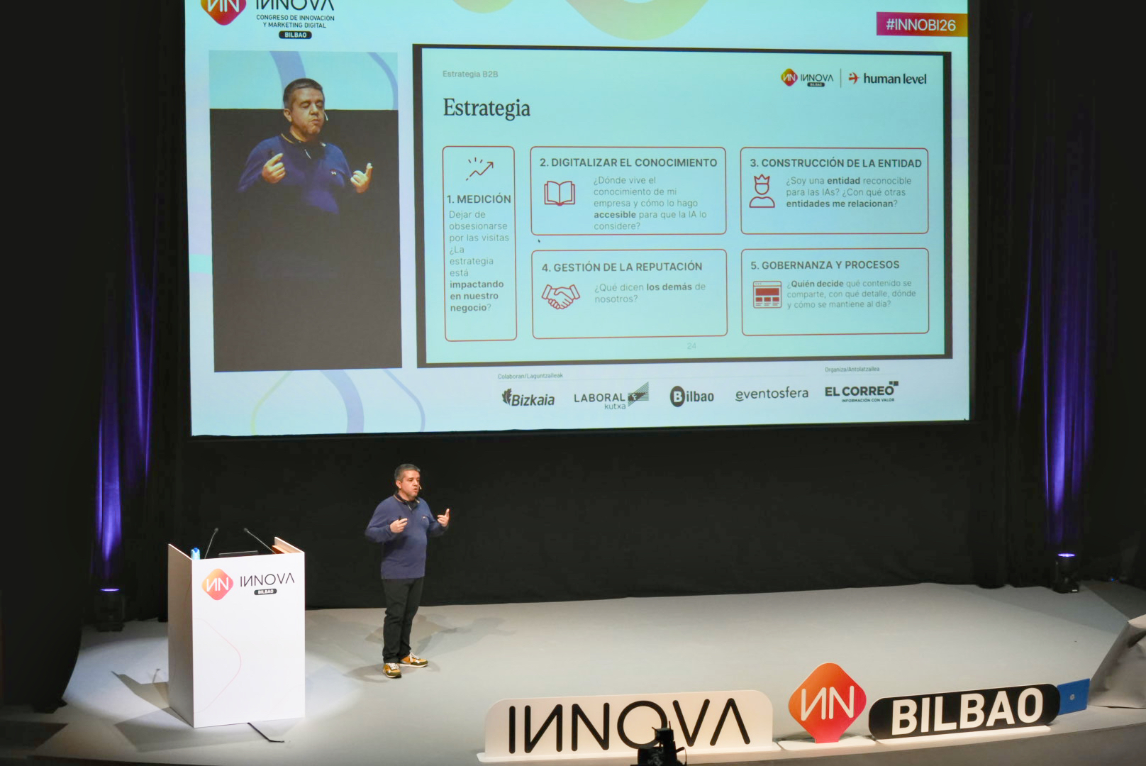 José E. Vicente presentando la slide de Estrategia en Innova Bilbao