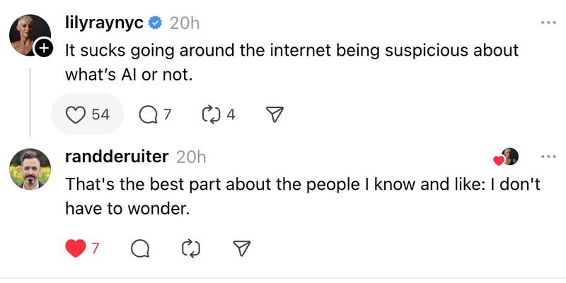 Conversación entre Lily Ray y Rand Fishkin en la que ella se queja de tener que navegar con internet con la sospecha de que si algo estará hecho con IA o no. Rand contesta que eso es lo mejor de leer a la gente que ya conoce: no tener que preguntarse eso. 