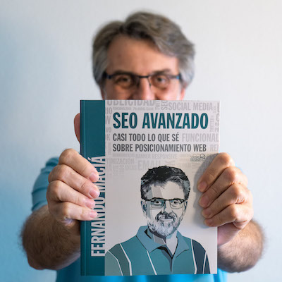 Fernando Maciá sosteniendo el libro SEO Avanzado