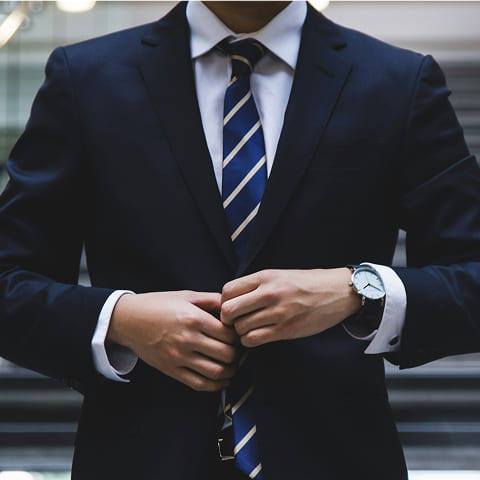 Ejecutivo con traje perteneciente al c-suite de una empresa