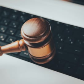 Mazo de juez dictando sentencia por el juicio antimonopolio contra Google