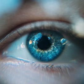 Concepto de visibilidad web representado por el ojo de una mujer